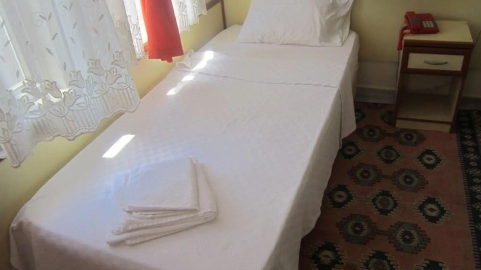 Red Rose Hotel, Room