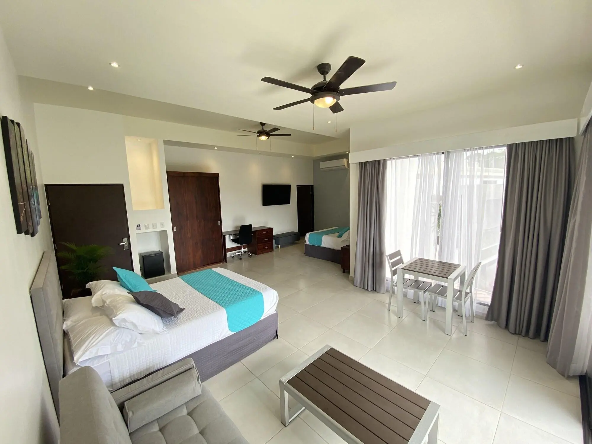 Hotel Naoz, Room