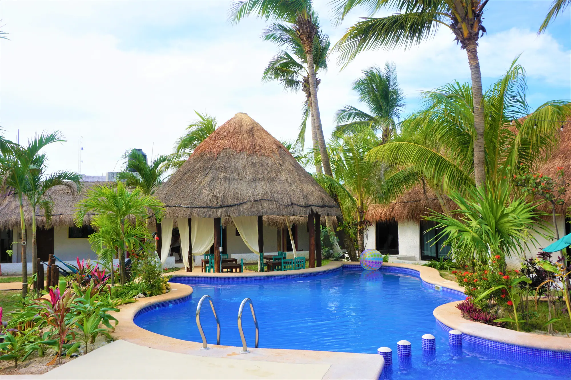 Mayan Mittoz, Pool