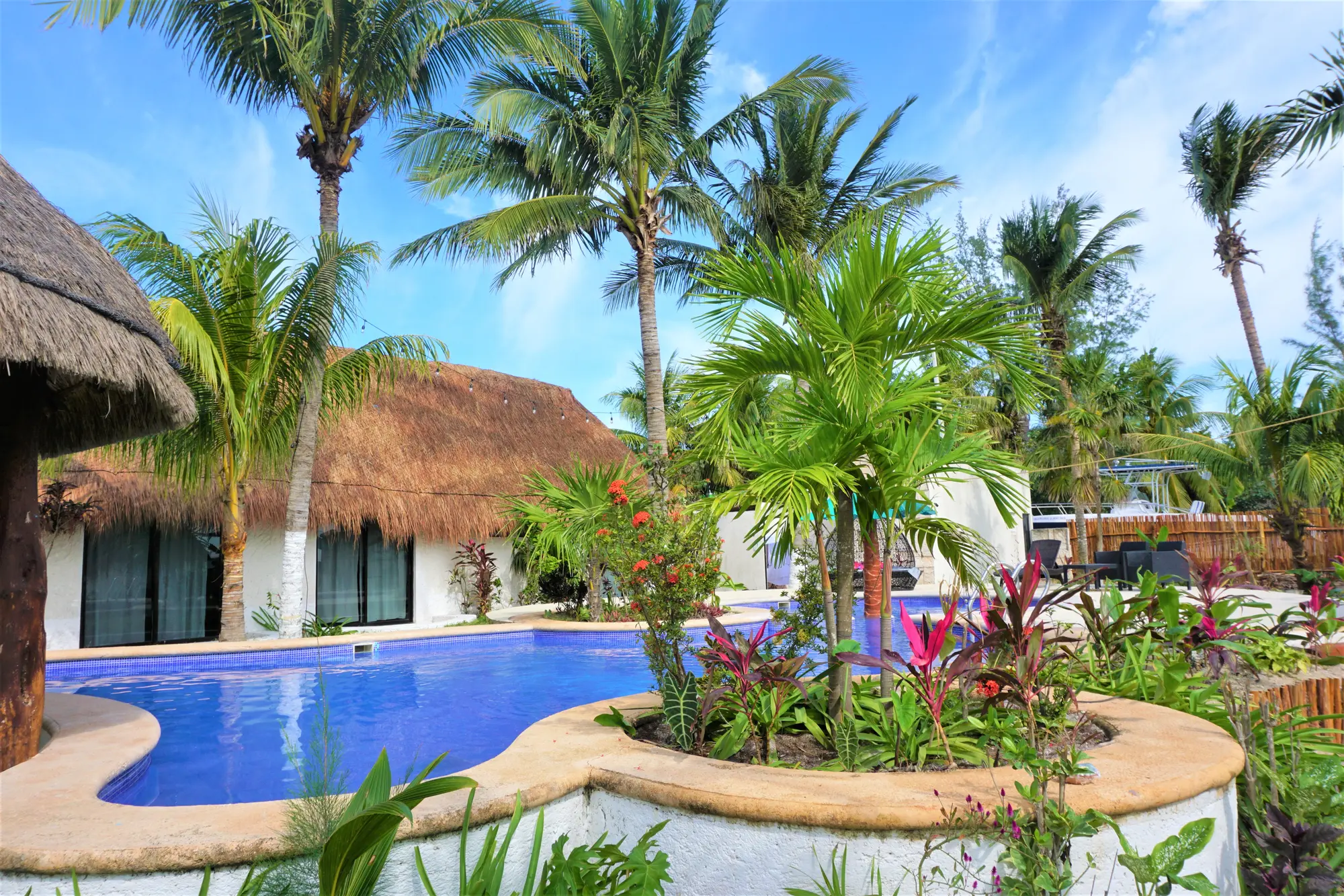 Mayan Mittoz, Pool