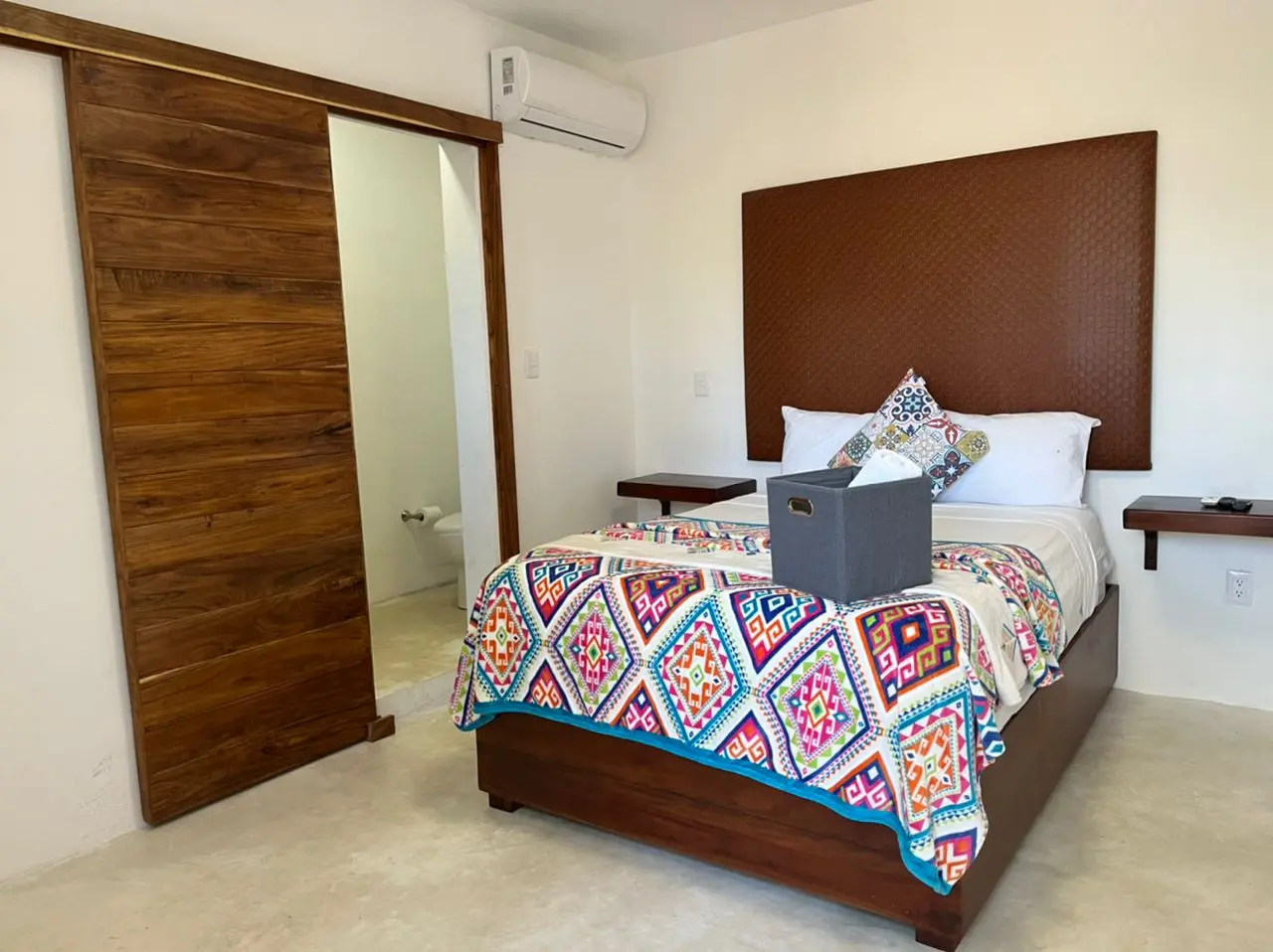 Mayan Mittoz, Room