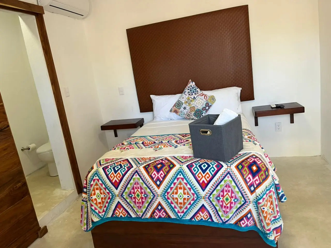 Mayan Mittoz, Room