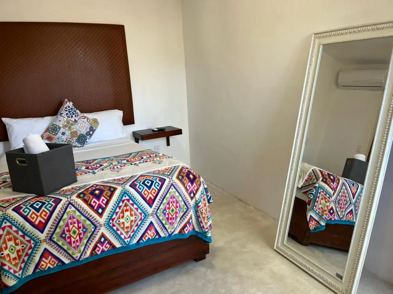 Mayan Mittoz, Room