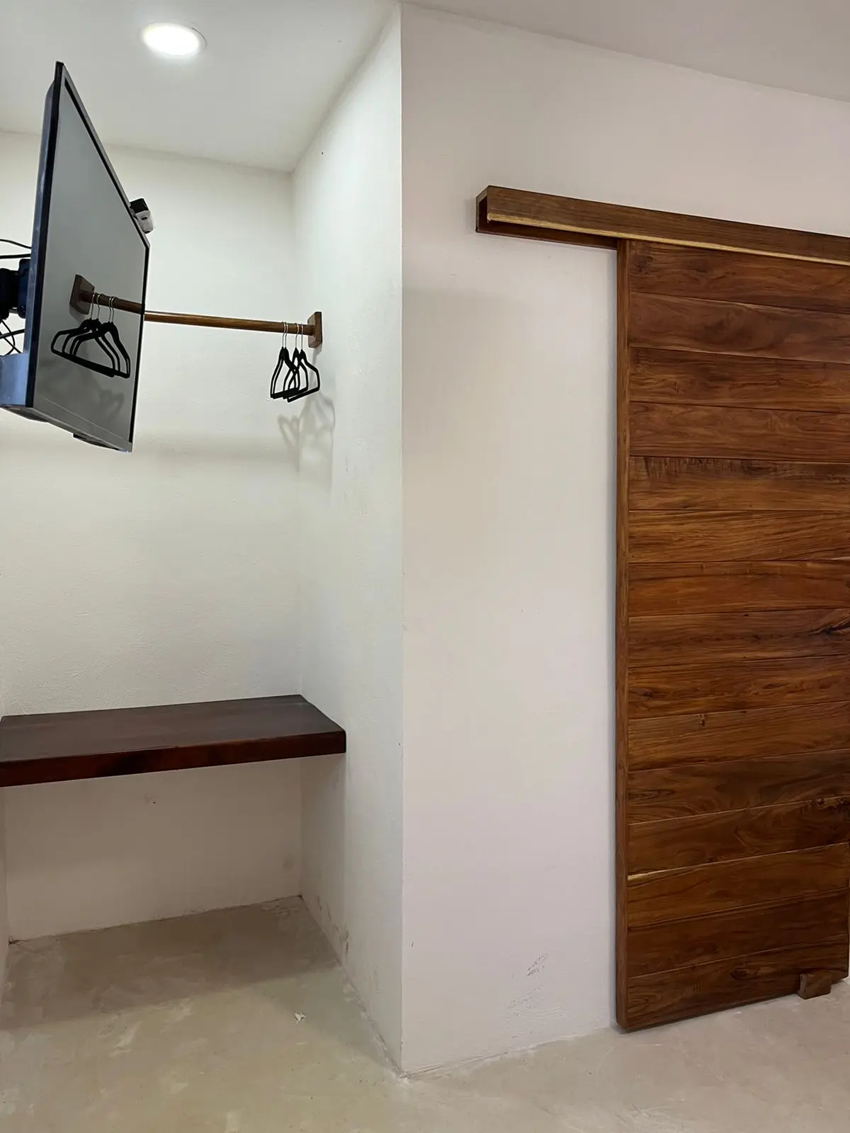 Mayan Mittoz, Room