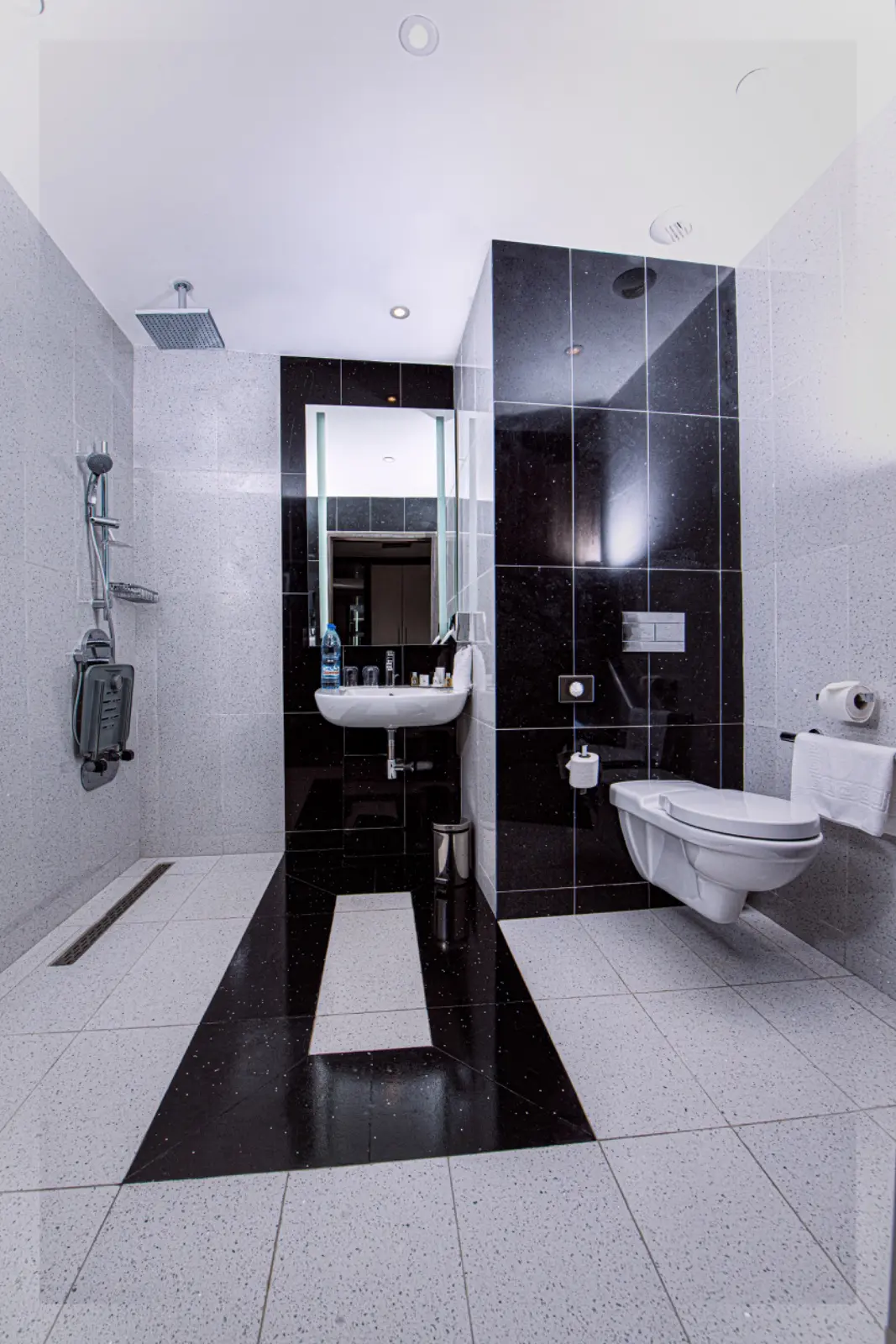 Krystal Palace Douala, Room