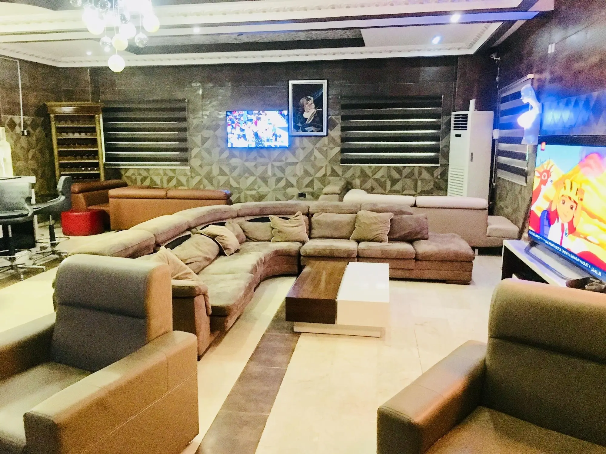 Eterno Hotels Limited, Lobby