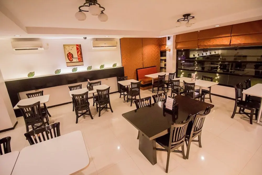 THE RED PALM SUITES AND RESTAURANT, 