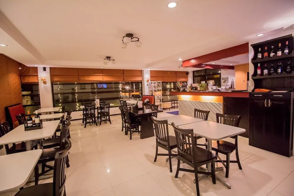 THE RED PALM SUITES AND RESTAURANT, 