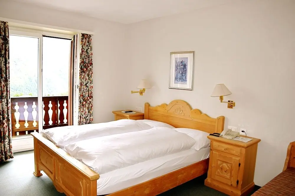 HOTEL SALASTRAINS, 
