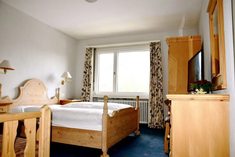 HOTEL SALASTRAINS, 