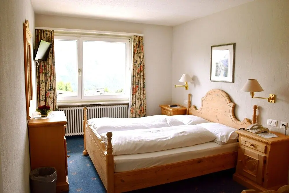 HOTEL SALASTRAINS, 