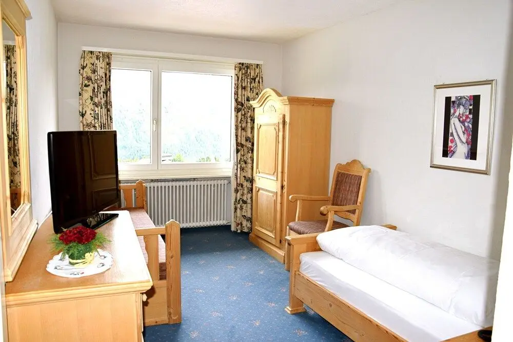 HOTEL SALASTRAINS, 