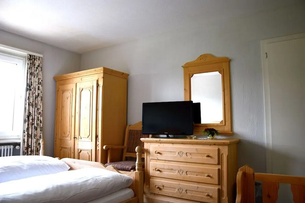 HOTEL SALASTRAINS, 