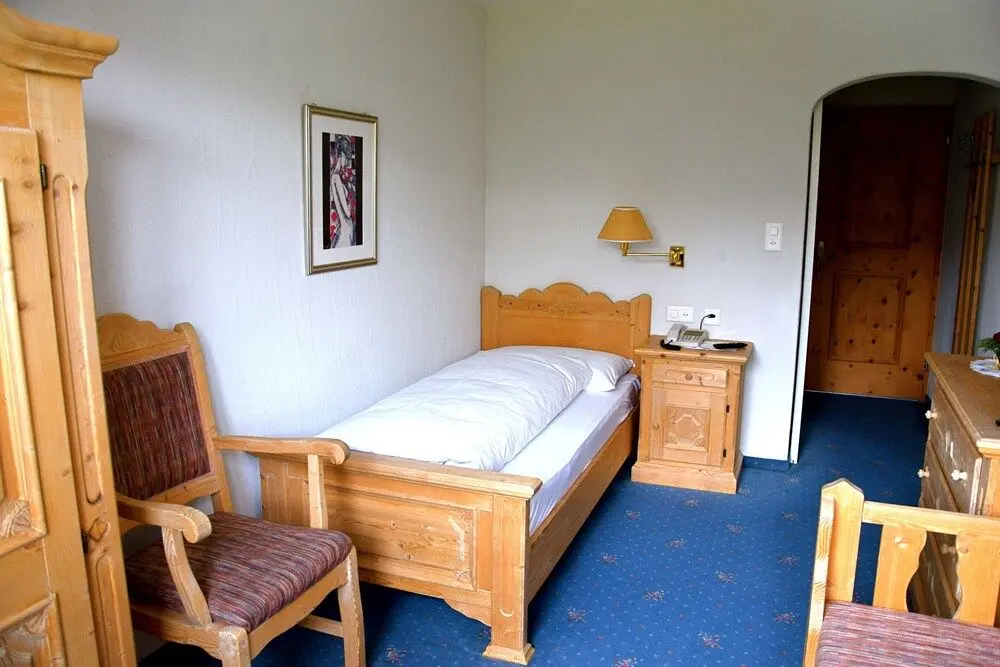 HOTEL SALASTRAINS, 