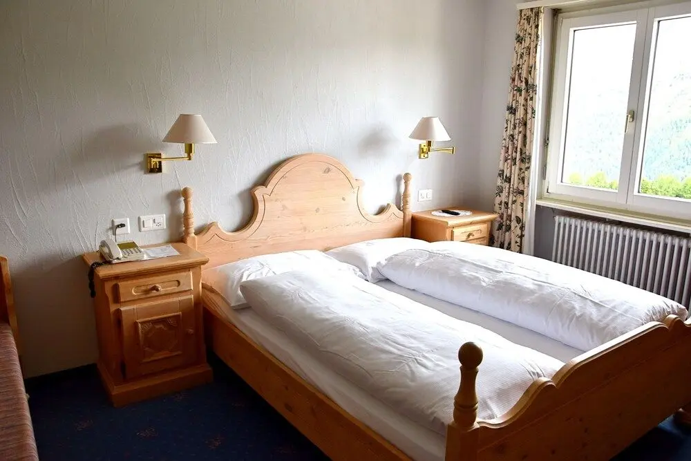 HOTEL SALASTRAINS, 