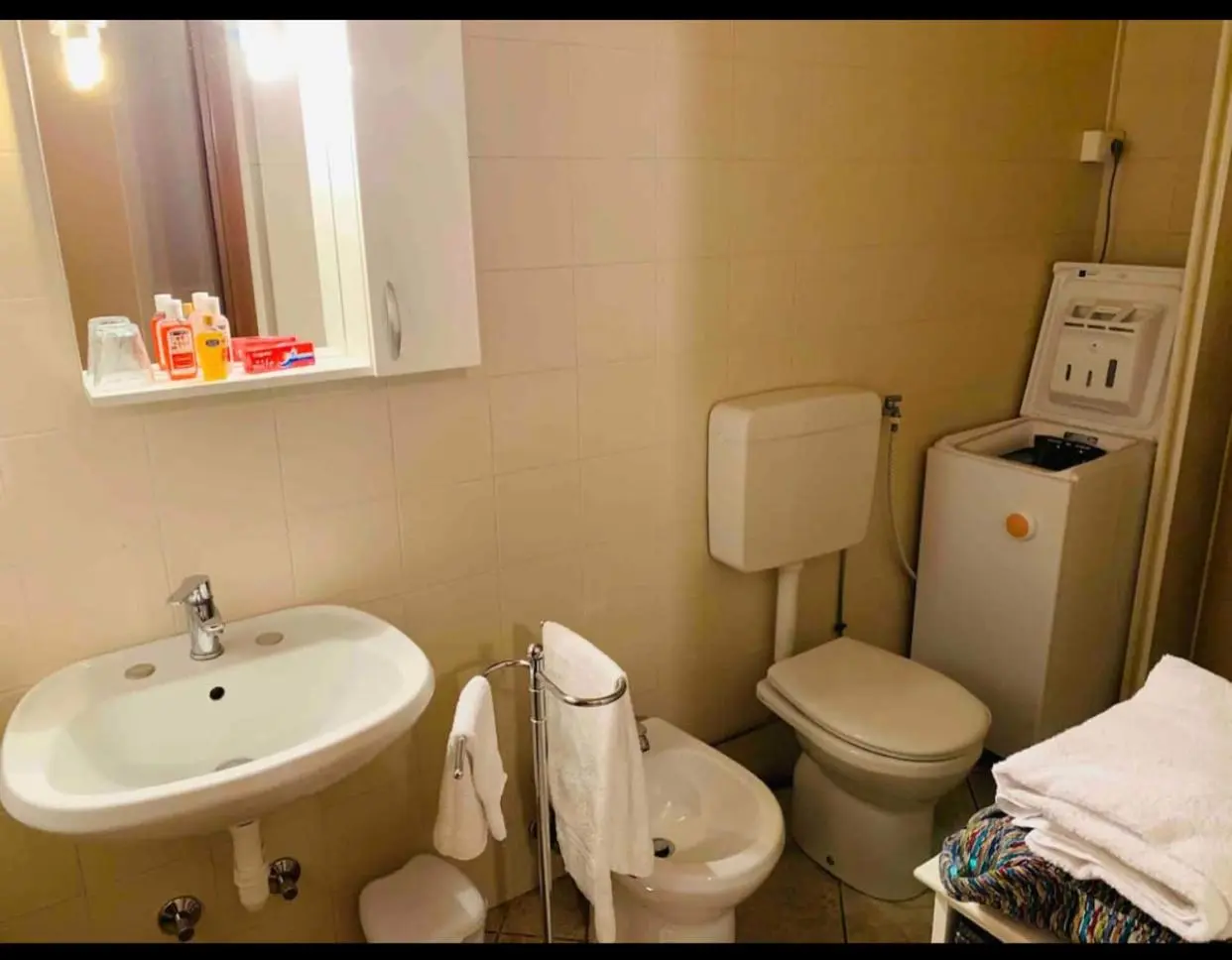 Maura's b\u0026b - Kalemi Travel | Vuelos Baratos, Hoteles, Paquetes de Viaje \u0026  Tours Guiados en Todo el Mundo | Agencia de Viajes en Tirana Albania, image size:1242x968