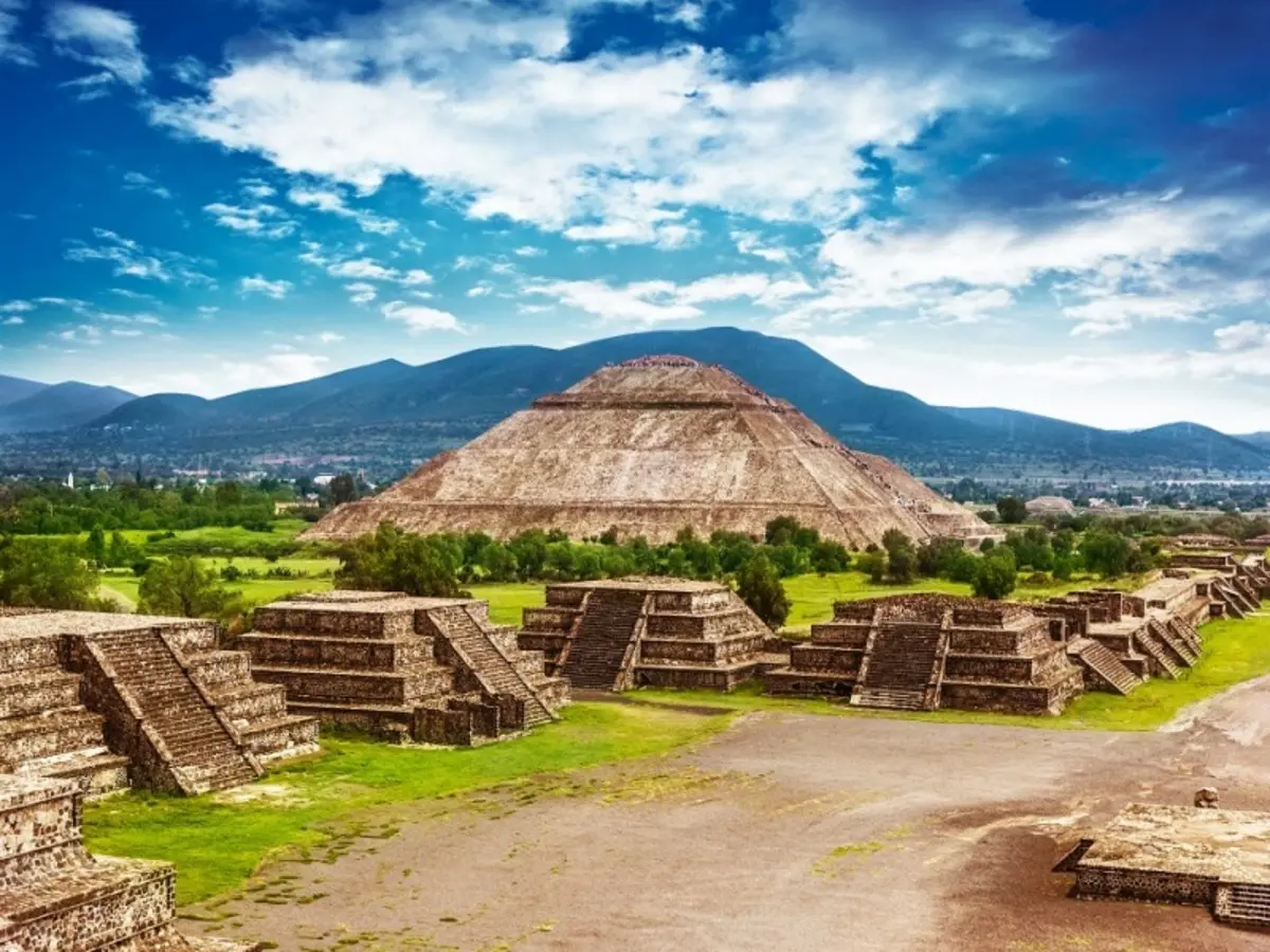 Aztecs & Mayas with the Maya Train