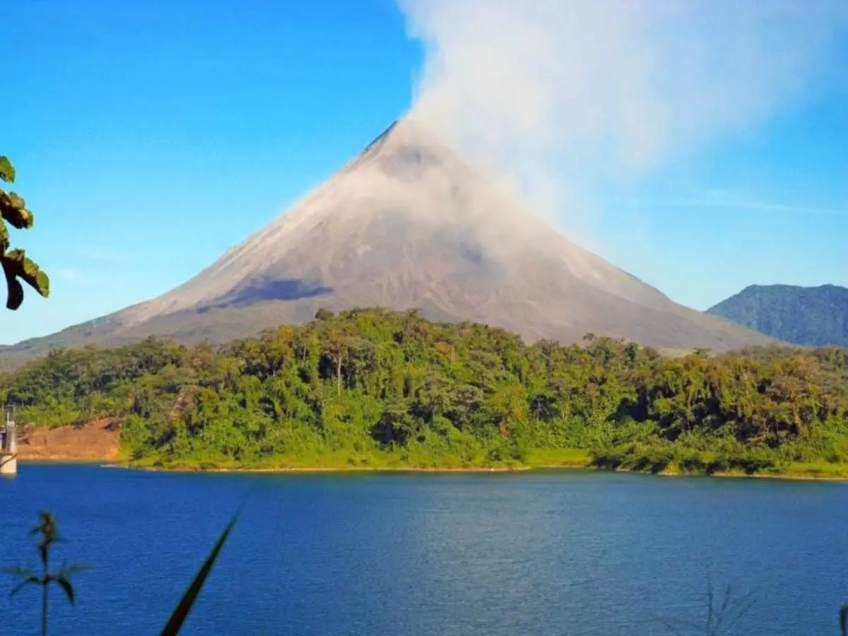 Fantasía en Playas y Volcanes