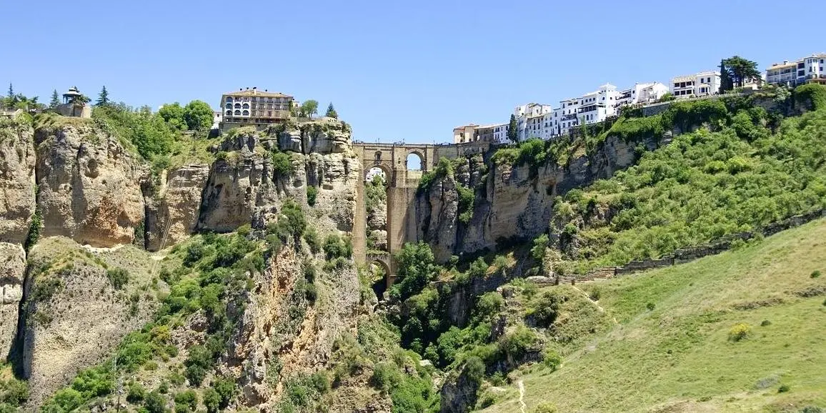 5º Giorno. – MALAGA – PUERTO BANUS-RONDA - SIVIGLIA