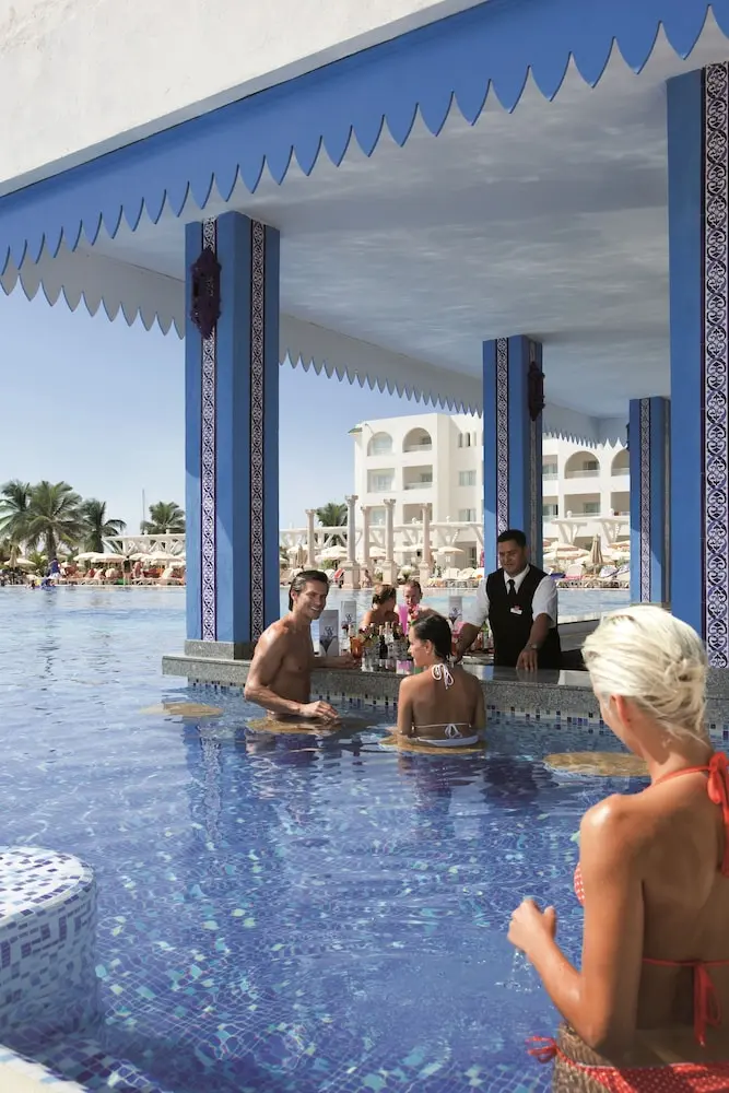 Marco Polo, Poolside bar