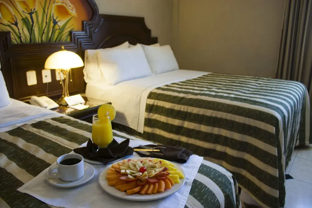 *Hotel Casino Plaza, Room service - dining