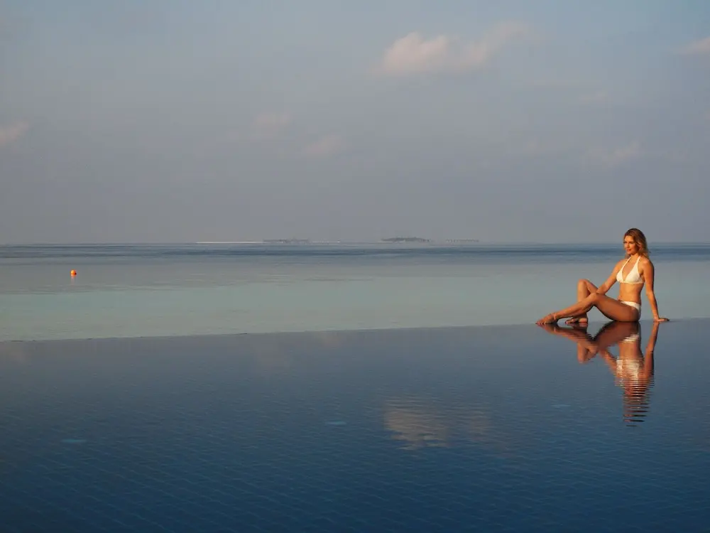 Vilamendhoo Island Resort & Spa- GATTINONI, Infinity-Pool