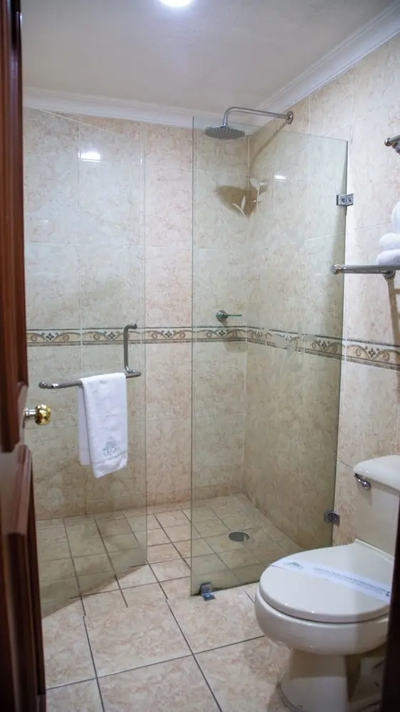 *Hotel Casino Plaza, Bathroom