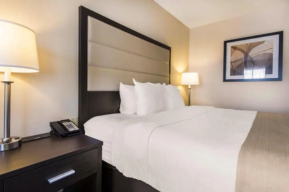 QUALITY INN AIRPORT WEST 3*, 