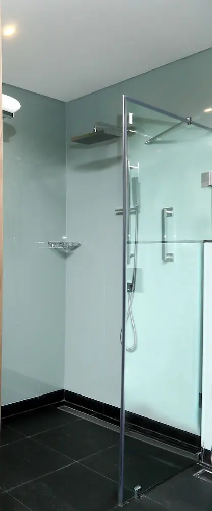 Ramada Encore by Wyndham Muscat Al-Ghubra, Bathroom shower