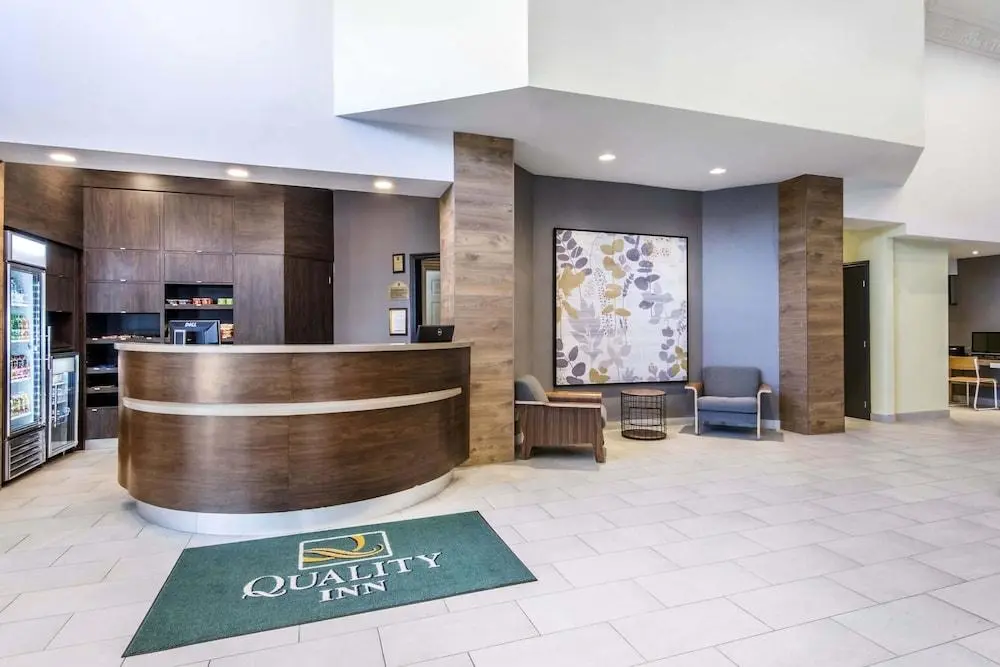 QUALITY INN AIRPORT WEST 3*, 