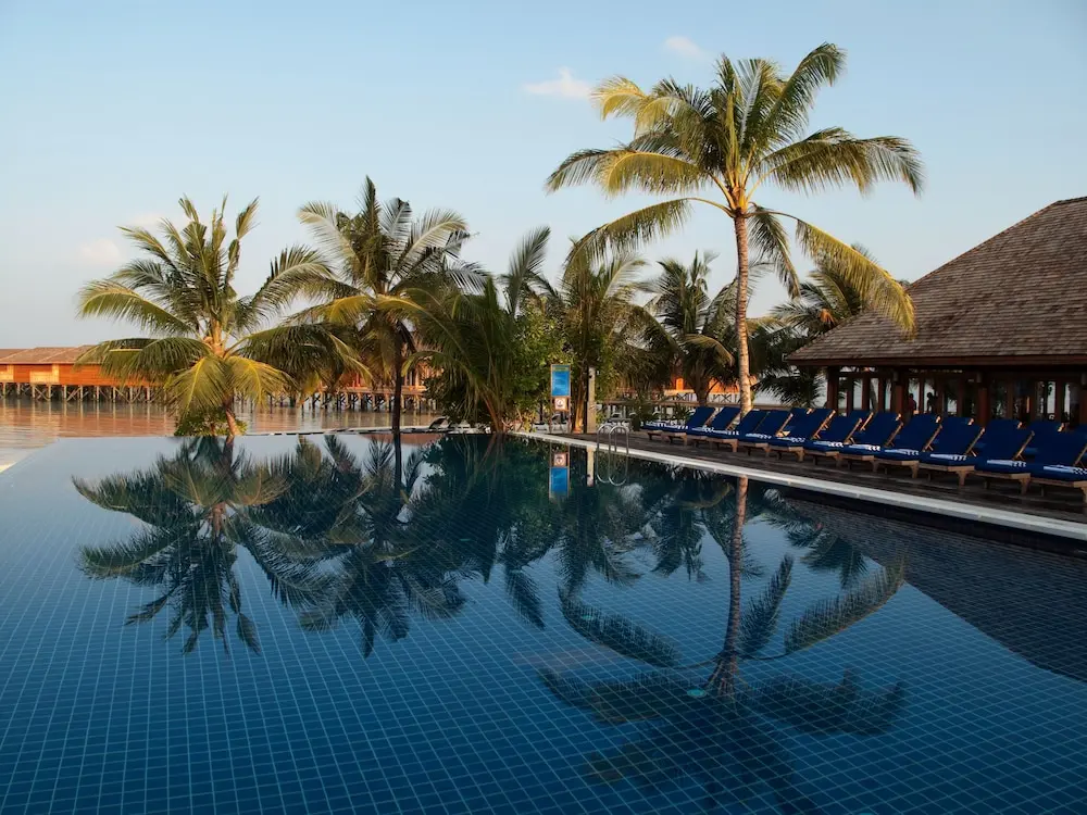 Vilamendhoo Island Resort & Spa- GATTINONI, Infinity-Pool
