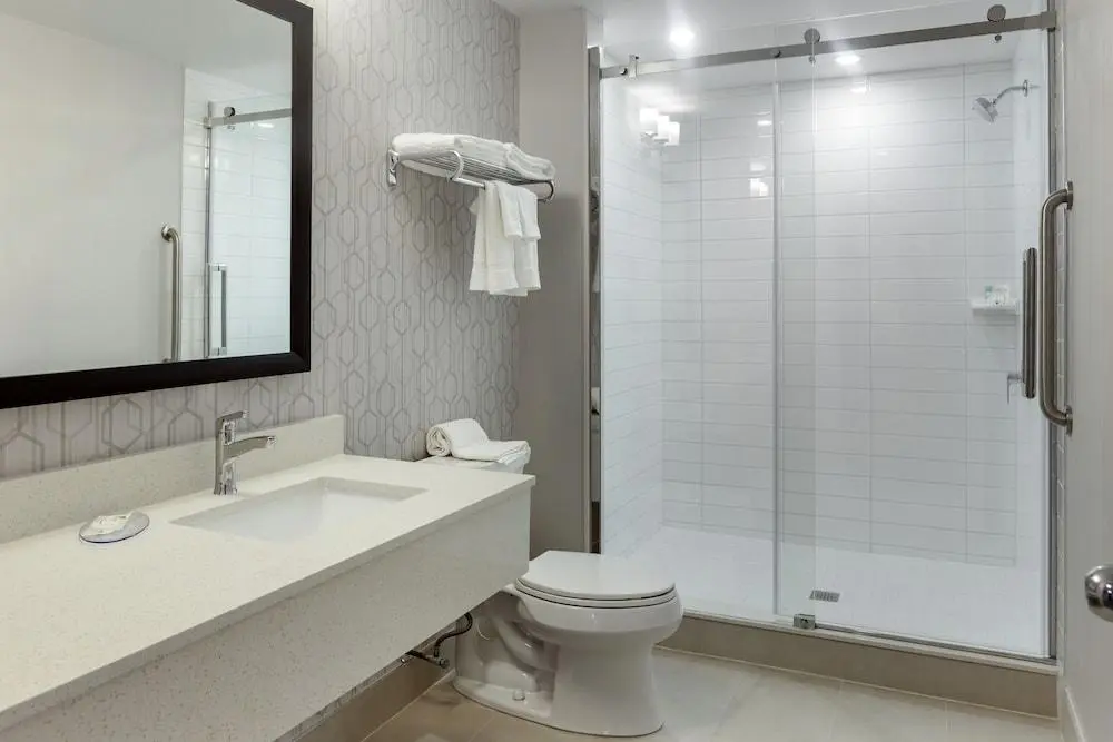 QUALITY INN AIRPORT WEST 3*, 
