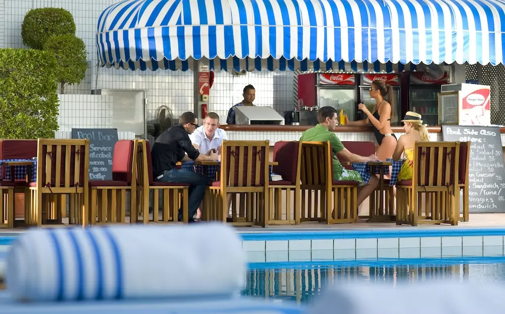 Millennium Plaza Downtown Hotel, Poolside bar