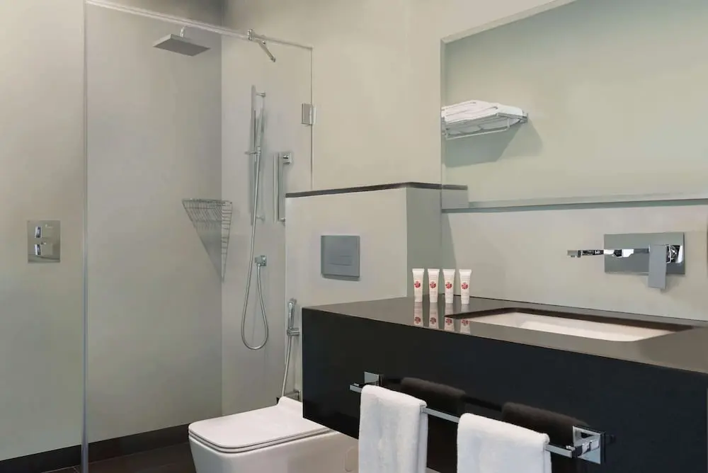 Ramada Encore by Wyndham Muscat Al-Ghubra, Bathroom