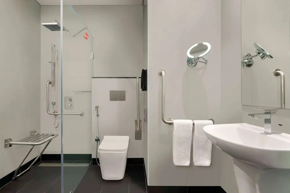 Ramada Encore by Wyndham Muscat Al-Ghubra, Accessible bathroom