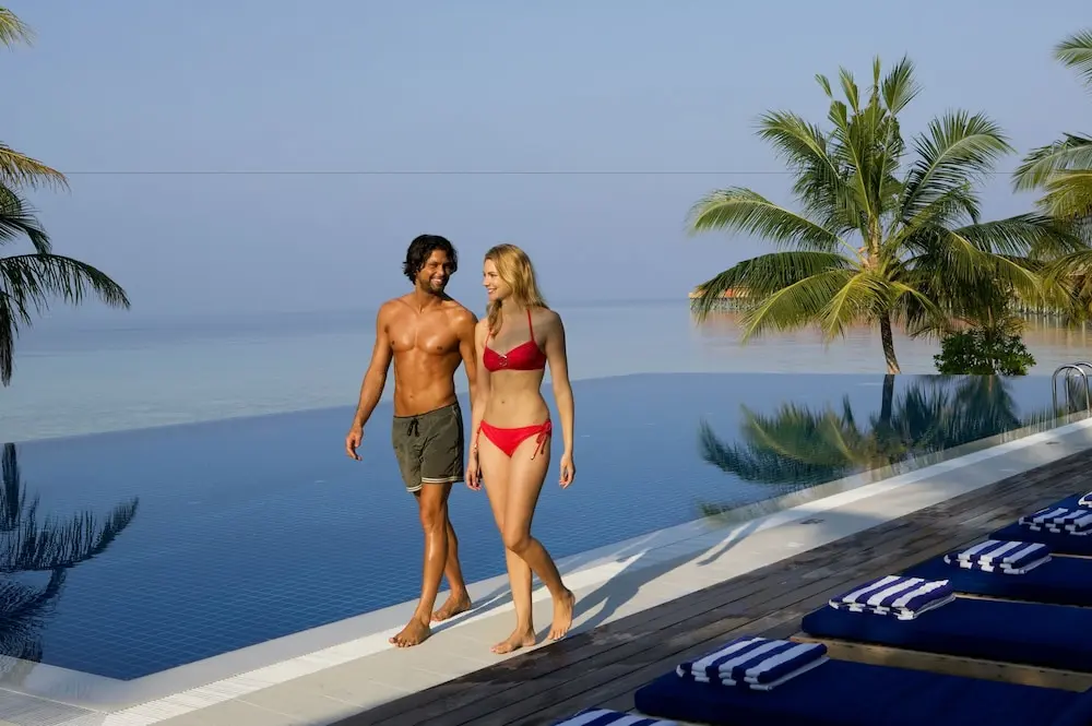 Vilamendhoo Island Resort & Spa- GATTINONI, Infinity-Pool