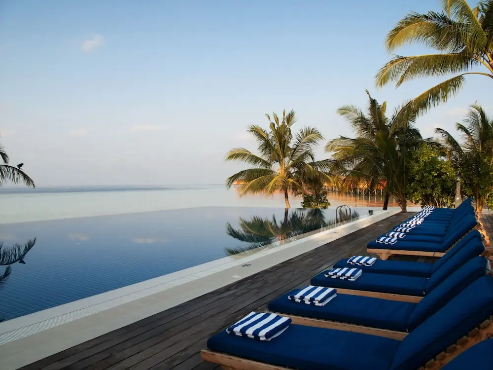 Vilamendhoo Island Resort & Spa- GATTINONI, Infinity-Pool