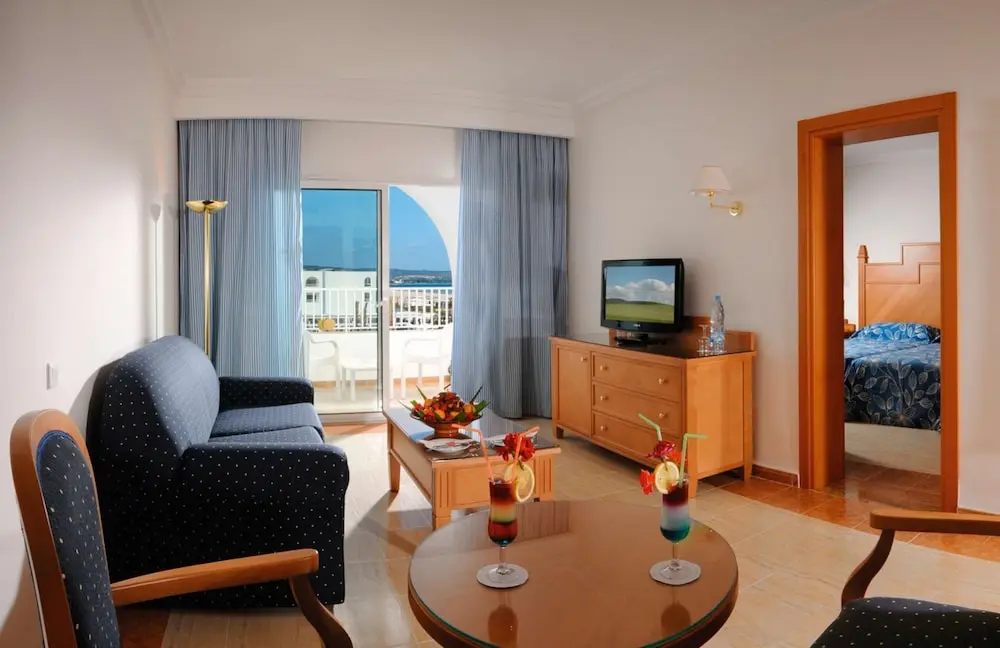 Marco Polo, Room