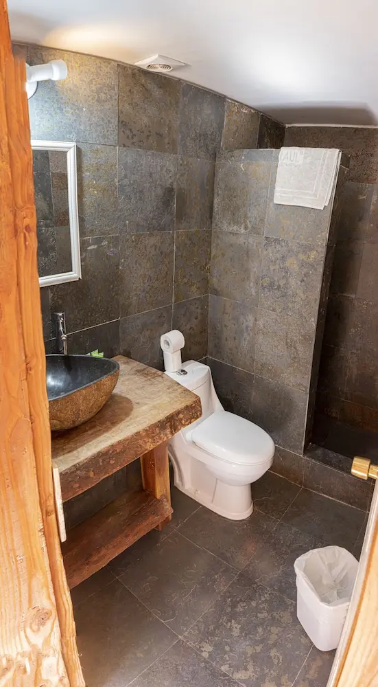 Don Raúl, Bathroom