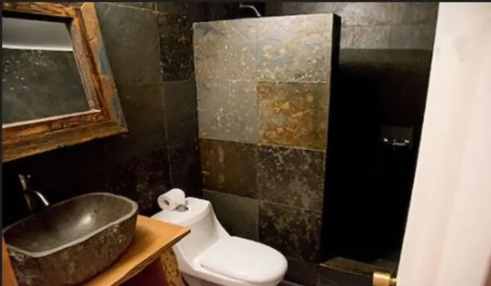 Don Raúl, Bathroom
