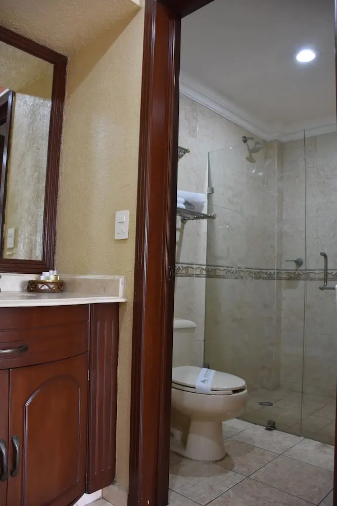 *Hotel Casino Plaza, Bathroom