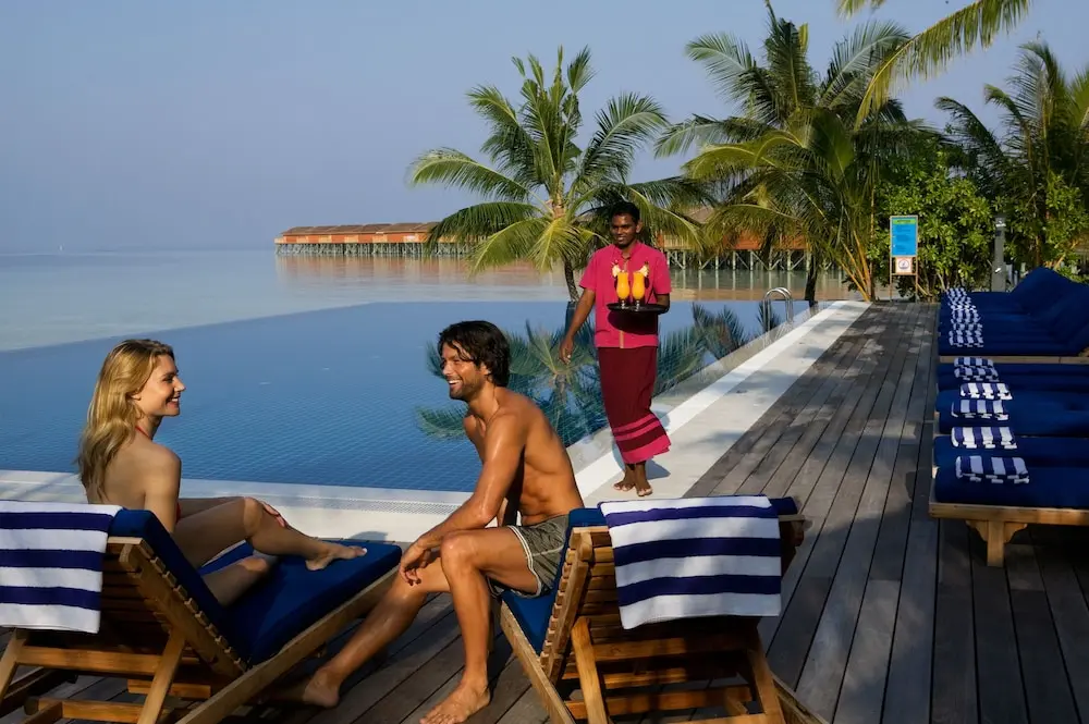 Vilamendhoo Island Resort & Spa- GATTINONI, Infinity-Pool