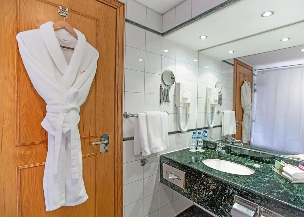 Millennium Plaza Downtown Hotel, Bathroom