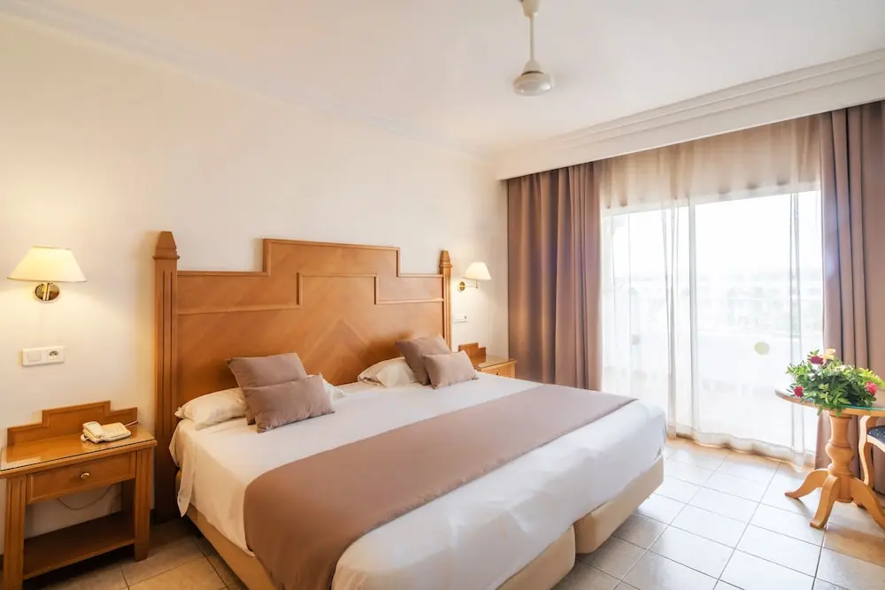 Marco Polo, Room
