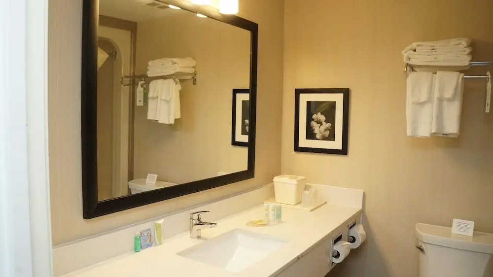 QUALITY INN AIRPORT WEST 3*, 