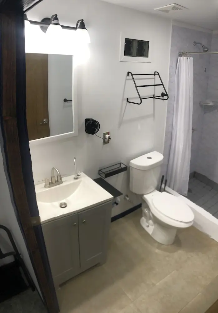Island Hopper Hotel, Bathroom
