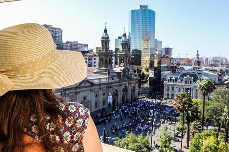City Tour Guiado de Meio Dia em Santiago em Grupos Pequenos com Pick - up