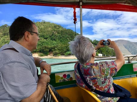 Guided Walking Tour of Lantau Island: Giant Buddha and Tai O in Small Group in Spanish