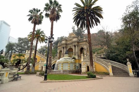 City Tour Guiado de Meio Dia em Santiago em Grupos Pequenos com Pick - up