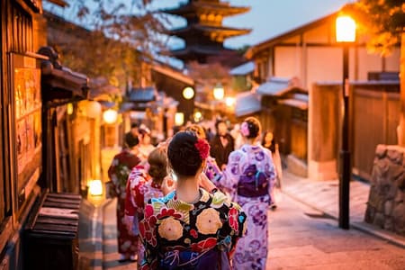 Gion Night Walking Tour in Semiprivate or Private